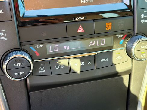 Used 2017 Toyota Camry XLE FWD image 31