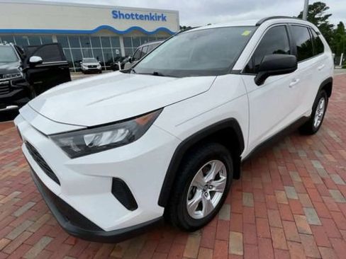 Used 2020 Toyota RAV4 LE FWD image 5