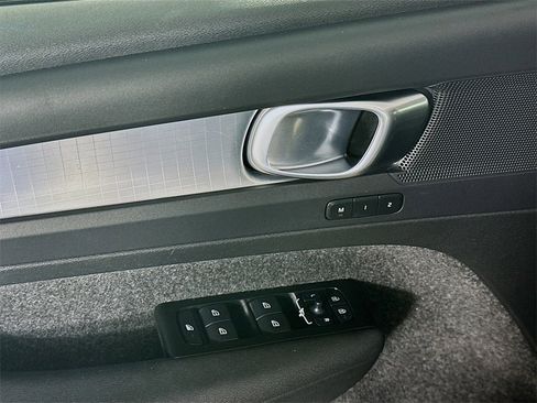 Used 2022 Volvo XC40 T4 Momentum image 24