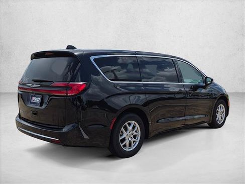Used 2024 Chrysler Pacifica Touring-L FWD image 5