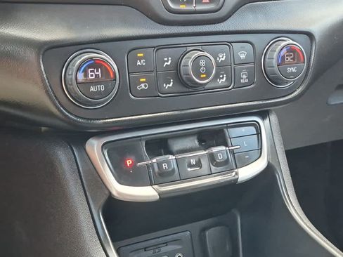 Used 2022 GMC Terrain SLE w/ Driver Convenience Package FWD image 17