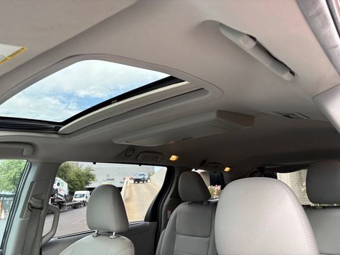 Used 2017 Toyota Sienna XLE Premium FWD image 9