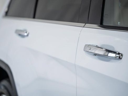 Used 2019 Jeep Grand Cherokee Limited AWD/4WD image 16