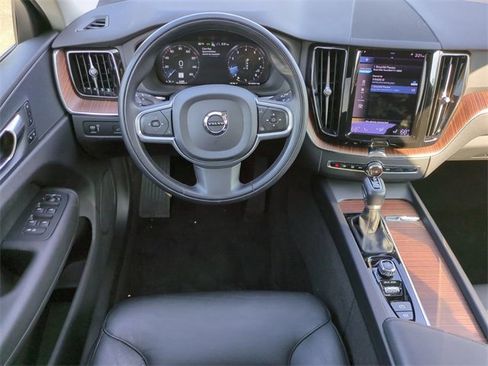 Used 2021 Volvo XC60 T5 Momentum w/ Premium Package image 15