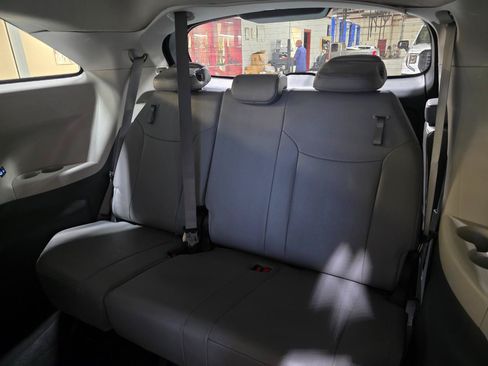Used 2024 Toyota Sienna XLE FWD image 20