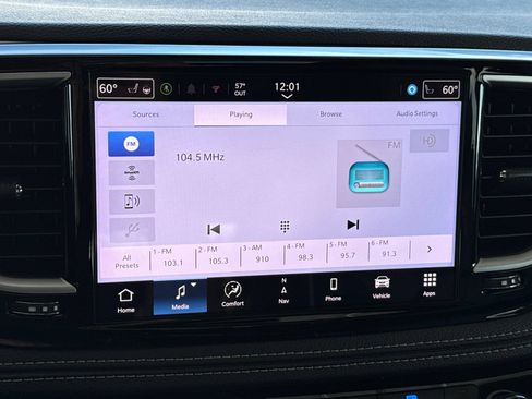 Used 2025 Chrysler Pacifica Limited FWD image 28