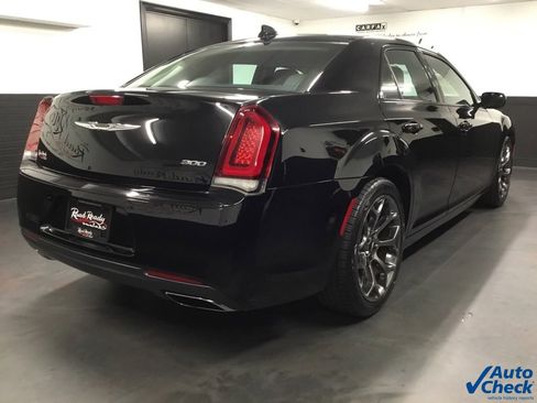 Used 2018 Chrysler 300 Touring w/ Sport Appearance Package image 10