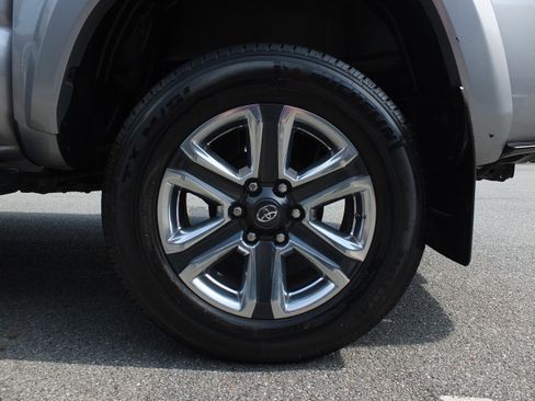 Used 2016 Toyota Tacoma Limited w/ Towing Package image 11