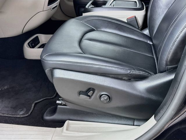 Used 2024 Chrysler Pacifica Touring-L FWD image 18