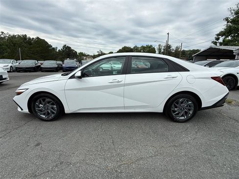 Used 2024 Hyundai Elantra SEL FWD image 2