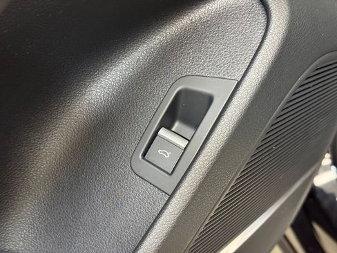 Used 2019 Audi Q8 Prestige w/ Luxury Package image 11