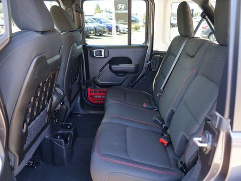 Used 2022 Jeep Wrangler Unlimited Rubicon w/ Cold Weather Group AWD/4WD image 11