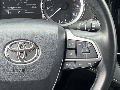 Used 2024 Toyota Highlander LE AWD/4WD image 14