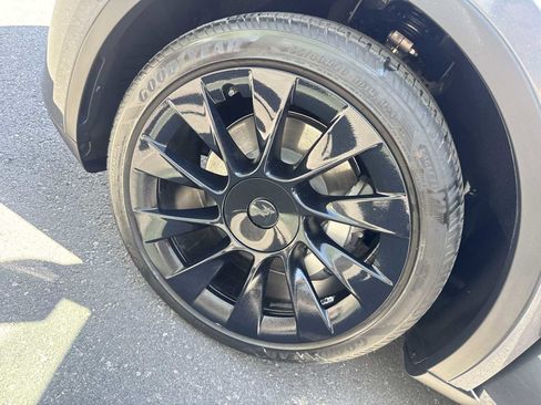 Used 2023 Tesla Model Y Long Range AWD/4WD image 12