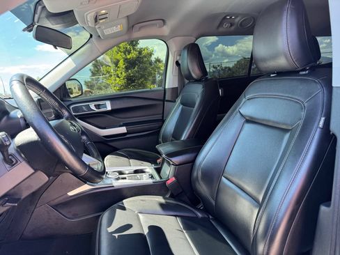Used 2022 Ford Explorer XLT AWD/4WD image 7