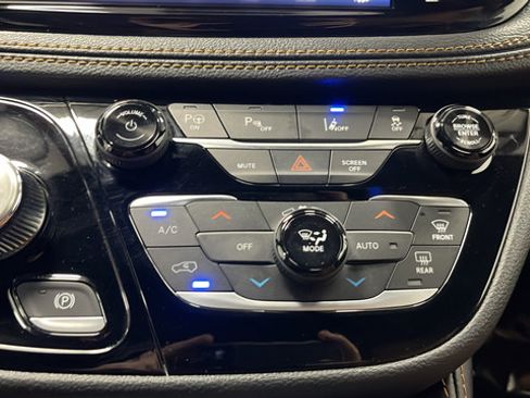 Used 2023 Chrysler Pacifica Pinnacle FWD image 18