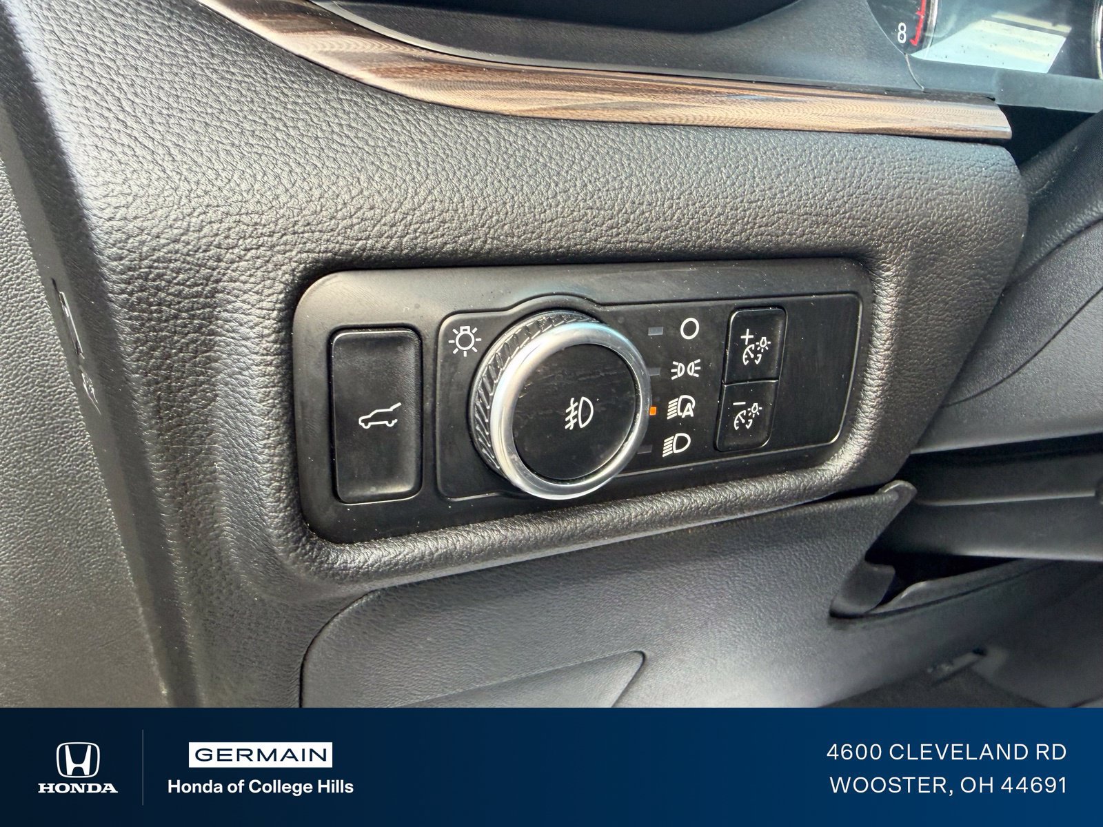 Used 2024 Ford Explorer Limited AWD/4WD image 2