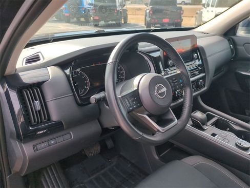 Used 2024 Nissan Pathfinder SV image 16