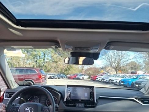 Used 2021 Toyota RAV4 XLE Premium image 23