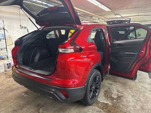 Used 2022 Mitsubishi Eclipse Cross LE image 2