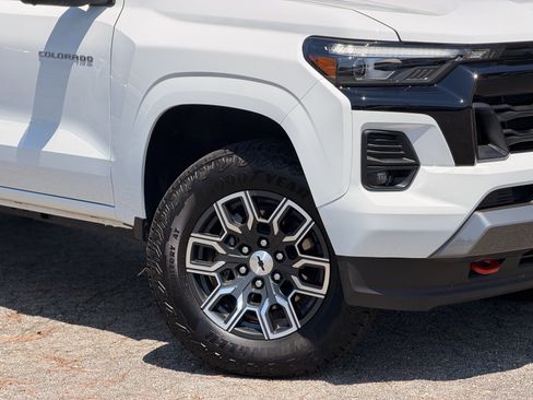 Used 2026 Chevrolet Colorado Z71 w/ Technology Package AWD/4WD image 3