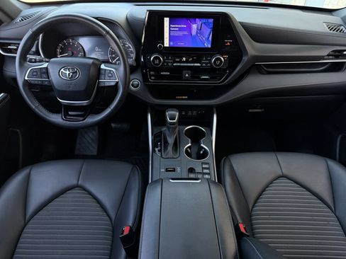 Used 2024 Toyota Highlander XSE FWD image 11