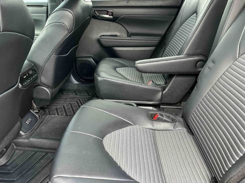 Used 2024 Toyota Highlander XSE AWD/4WD image 18