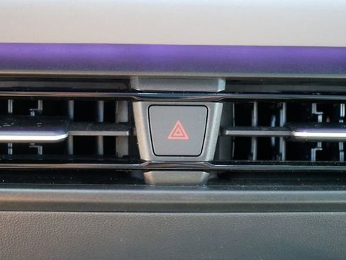 Certified 2025 Volkswagen Tiguan SE AWD/4WD image 31