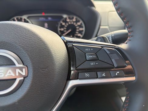 Used 2025 Nissan Altima 2.5 SR image 13