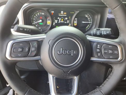 Used 2025 Jeep Wrangler Unlimited Sahara AWD/4WD image 25