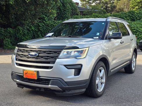 Used 2018 Ford Explorer XLT FWD image 2