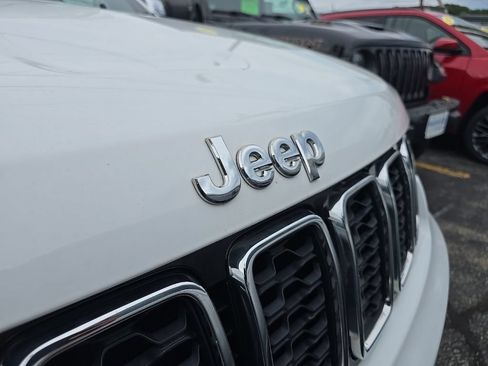 Used 2019 Jeep Grand Cherokee Limited AWD/4WD image 9