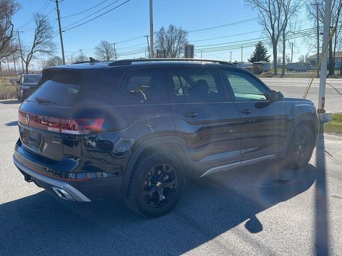 Used 2025 Volkswagen Atlas Peak Edition SE image 3
