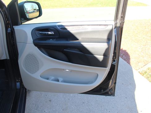 Used 2016 Chrysler Town & Country Touring w/ Driver Convenience Group image 36