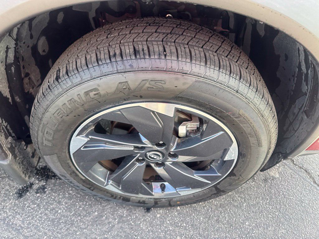Used 2024 Nissan Rogue SV FWD image 7
