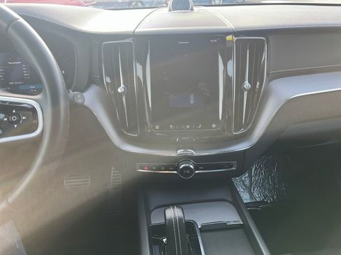 Used 2022 Volvo XC60 B6 R-Design image 24