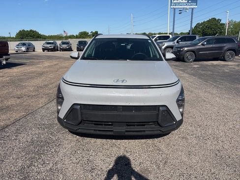 Used 2025 Hyundai Kona SEL FWD image 2