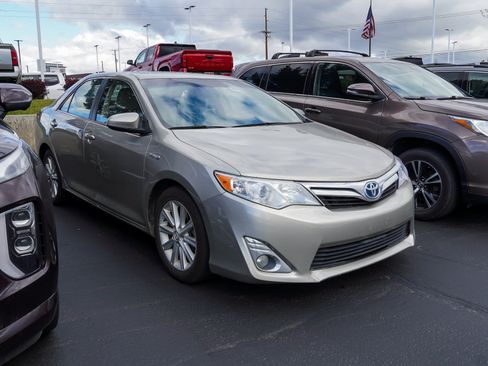 Used 2014 Toyota Camry XLE w/ Leather Package FWD image 2