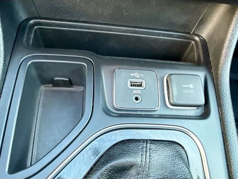 Used 2019 Jeep Cherokee Limited FWD image 30