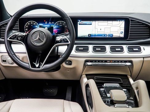 Used 2025 Mercedes-Benz GLS 450 4MATIC image 17