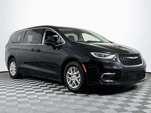 Used 2024 Chrysler Pacifica Touring-L FWD image 1