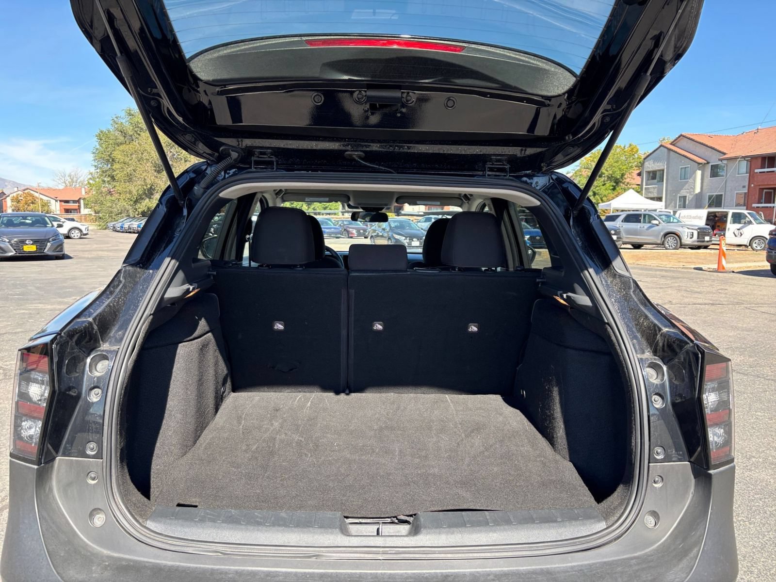 Used 2025 Nissan Kicks SV AWD/4WD image 28