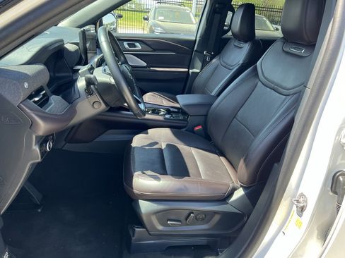 Used 2025 Ford Explorer Platinum image 12