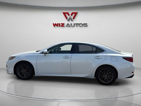 Used 2017 Lexus ES 350 w/ Luxury Package FWD image 2