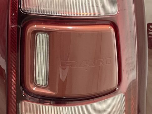 Used 2019 RAM 1500 Laramie AWD/4WD image 11