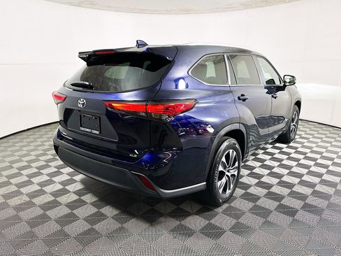 Used 2023 Toyota Highlander XLE image 3