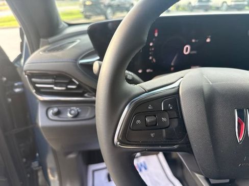 Used 2025 Buick Envista Sport Touring w/ Convenience II Package FWD image 17