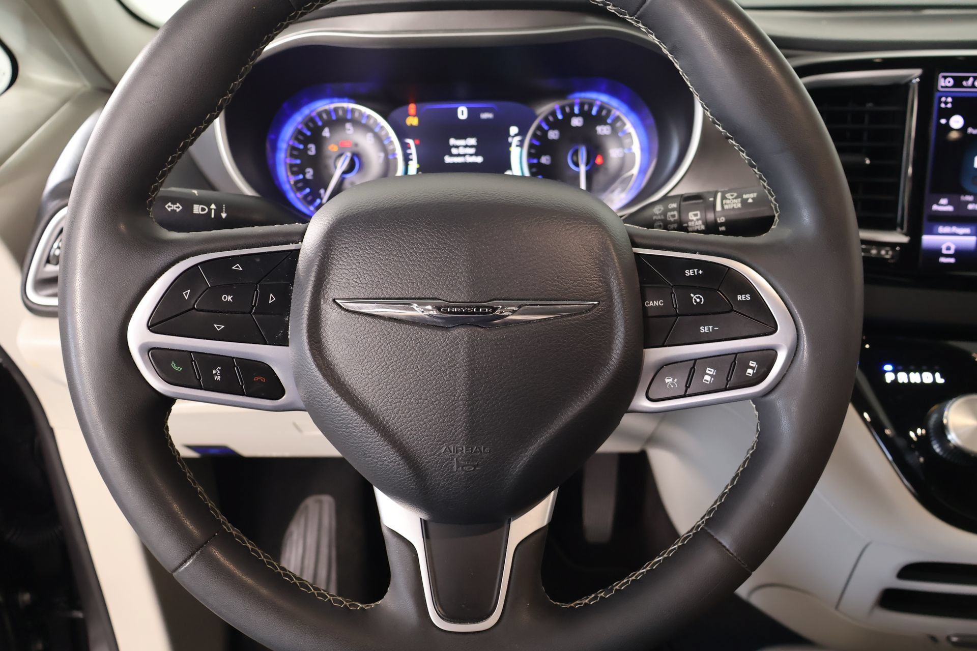 Used 2023 Chrysler Pacifica Touring-L FWD image 3