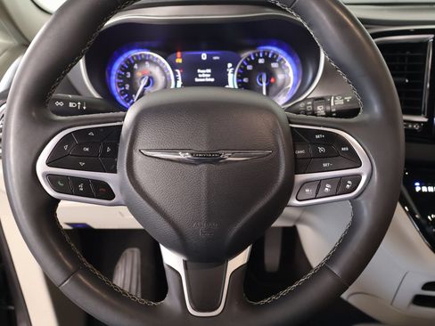 Used 2023 Chrysler Pacifica Touring-L FWD image 3