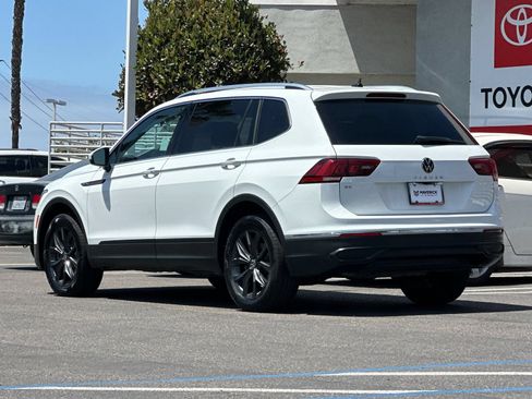 Used 2024 Volkswagen Tiguan SE FWD image 3